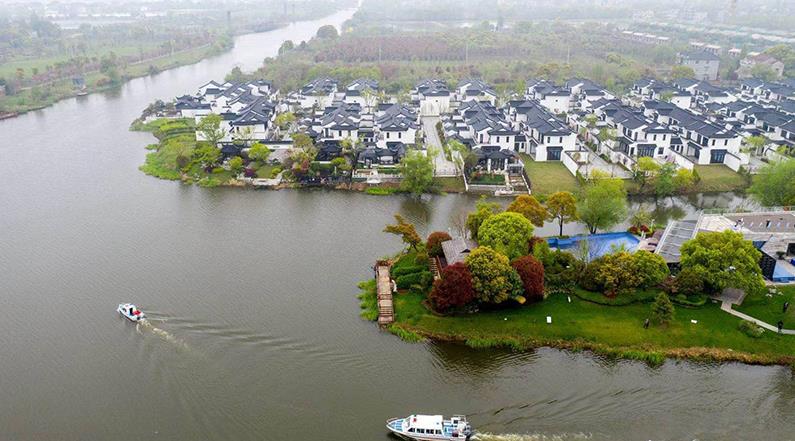 水韻湖城太清沿岸長興縣楊家浦國控?cái)嘌桓?></a>
		<figcaption>
<h4>水韻湖城太清沿岸長興縣楊家浦國控?cái)嘌桓?/h4>
<em>河道生修復(fù)工程</em>
<p>本工程位于洪橋鎮(zhèn)，本次生態(tài)修復(fù)范圍為北橫港及其叉港，東段為楊家浦閘至圖影扶欄橋段，西段為楊家浦港至陽墩漾，主河道總長7.36km，叉港總長8.15km。所需松木樁規(guī)格為3米小頭11-12CM型號，所用數(shù)量為:10萬根左右。松木樁在生態(tài)修復(fù)中可以發(fā)揮重要作用。它可以幫助改善水土流失，保護(hù)水體，減少污染物向水體的遷移，促進(jìn)水體環(huán)境的恢復(fù)。</p>
</figcaption>
		</figure>
			    <figure class=