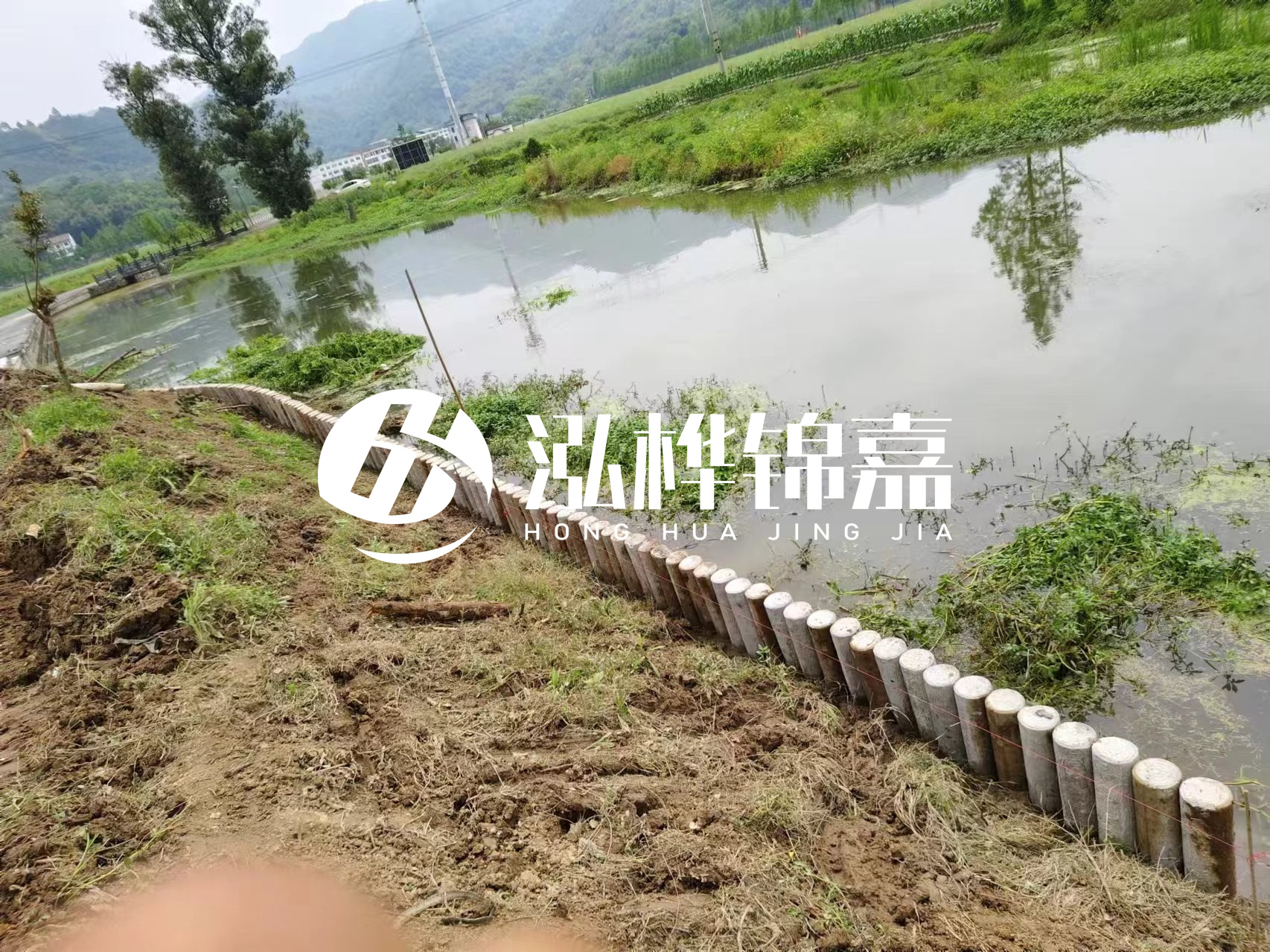 安順市挖機打木樁專業(yè)施工-河道水泥樁護坡多少錢一米?