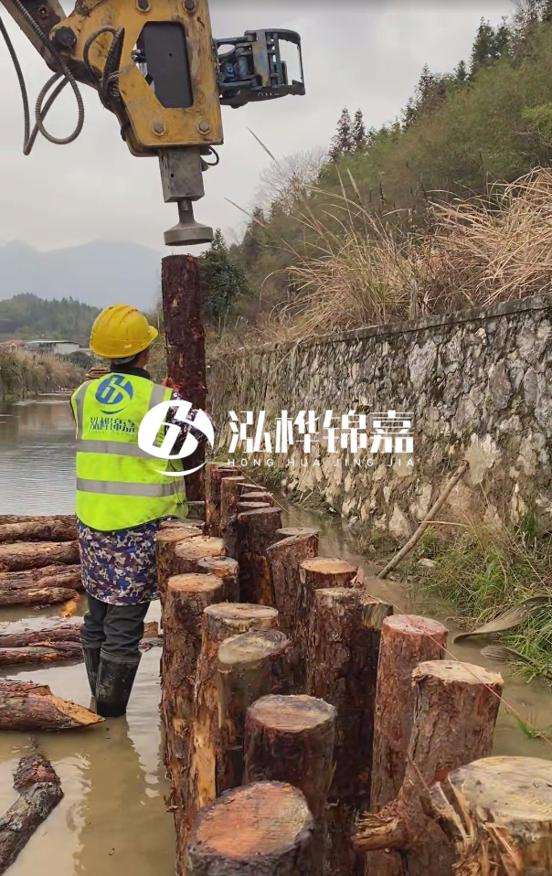 昆明市挖機打木樁專業(yè)施工-打松木樁3米的價格是多少?
