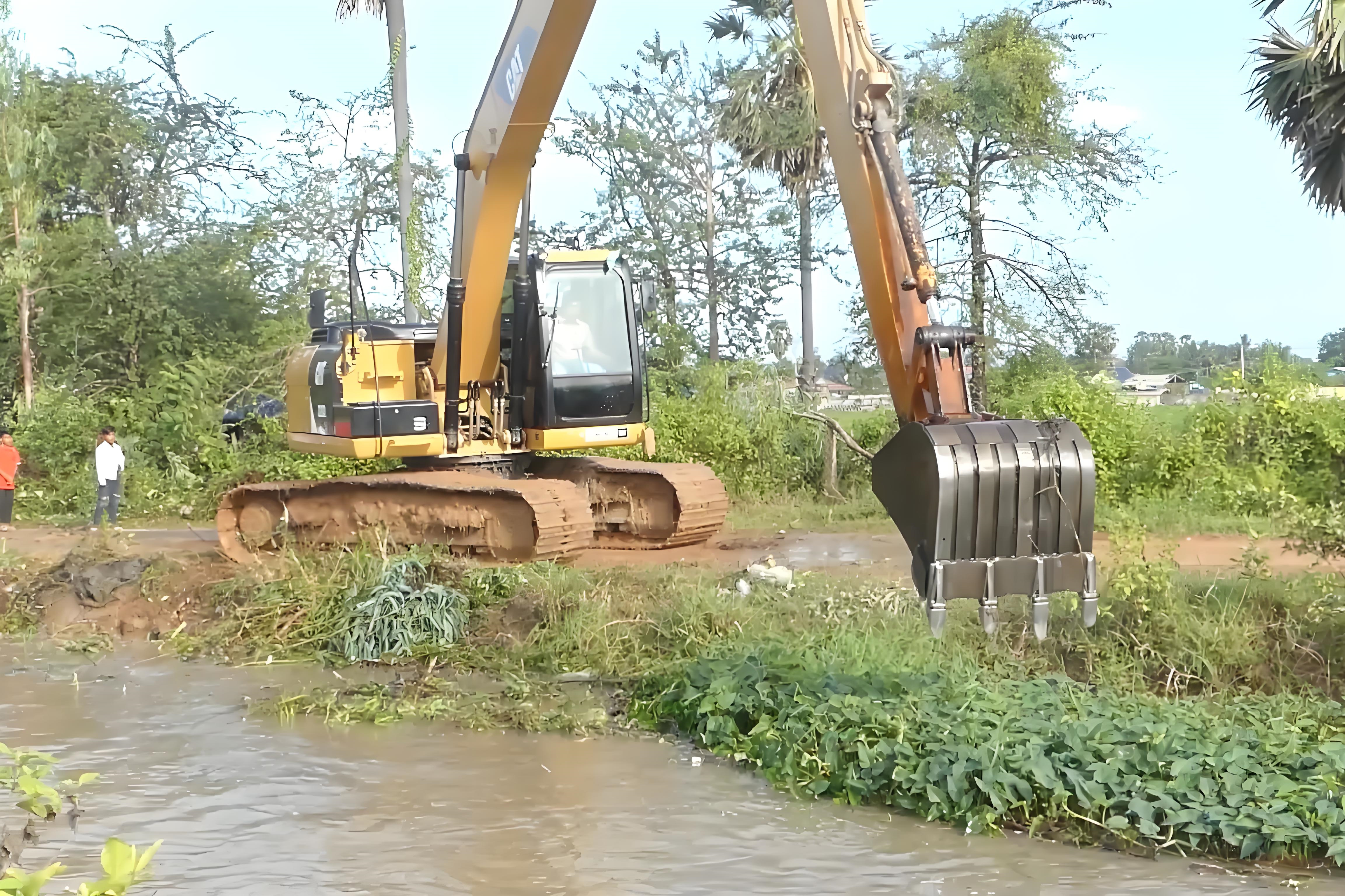 江蘇鹽城挖機(jī)清淤施工隊-鄉(xiāng)村溝渠清淤的深度一般是多少?
